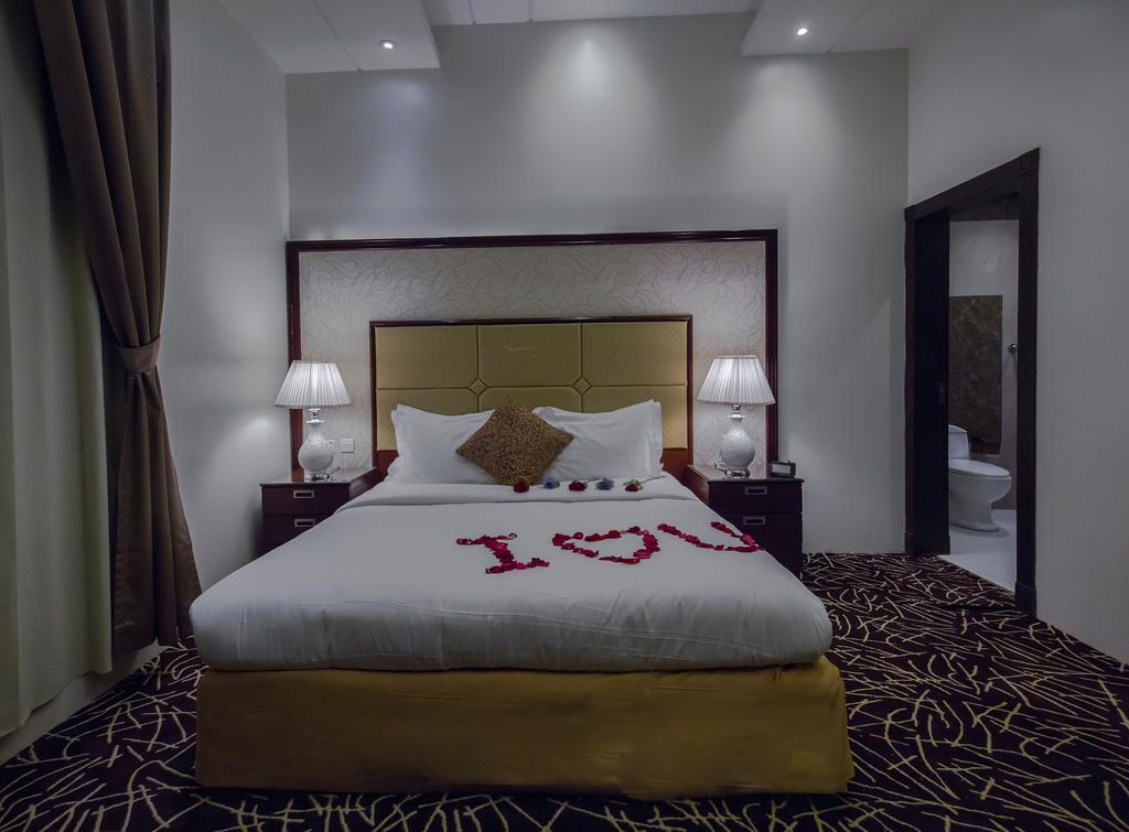 Rest Night Serviced Apartments- Alhamra Riyadh Eksteriør bilde A bedroom in the hotel