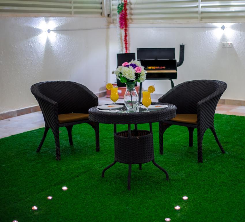 Rest Night Serviced Apartments- Alhamra Riyadh Eksteriør bilde Artificial grass in a hotel