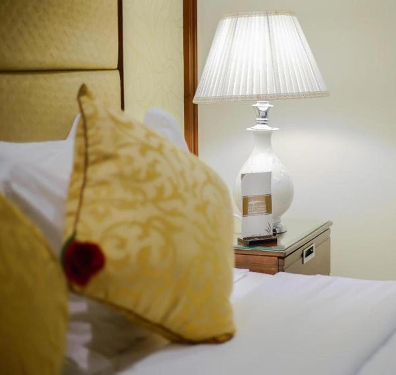 Rest Night Serviced Apartments- Alhamra Riyadh Eksteriør bilde A lamp on a bedside table